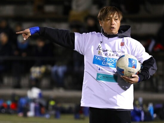 サッカークリニックで指導をする遠藤保仁　photo by ONE CLIP