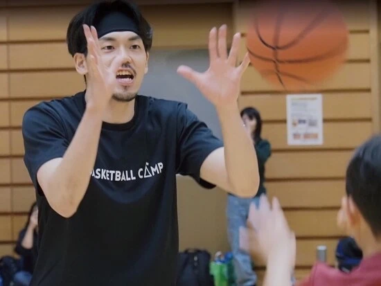 プロ選手としてプレーする傍ら、バスケットボールを教える活動も行なっている　本人Instagramより