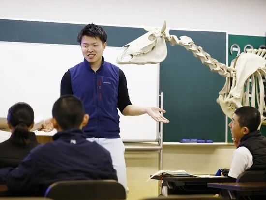 午後は学科。この日は獣医師による授業を受ける