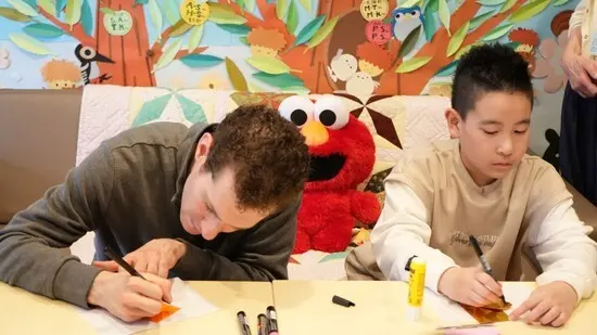 入院中の子供たちに向け、メッセージ付きの折り紙作りに挑戦