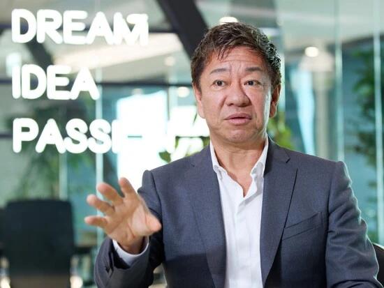 スポーツへの支援や事業について話す冨田氏
