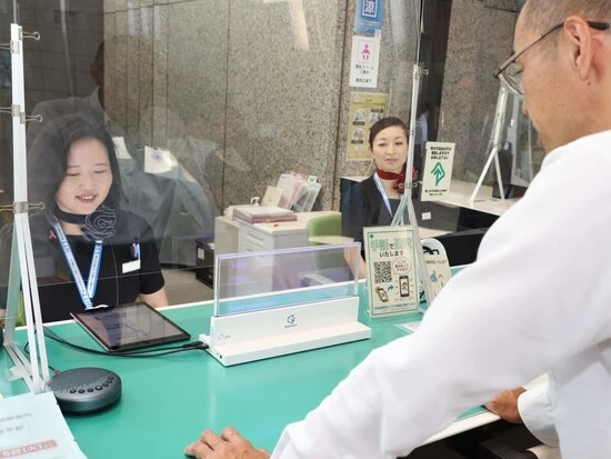 東京2025デフリンピックで活用される透明ディスプレイ（写真中央）。現在、都庁舎窓口などで設置