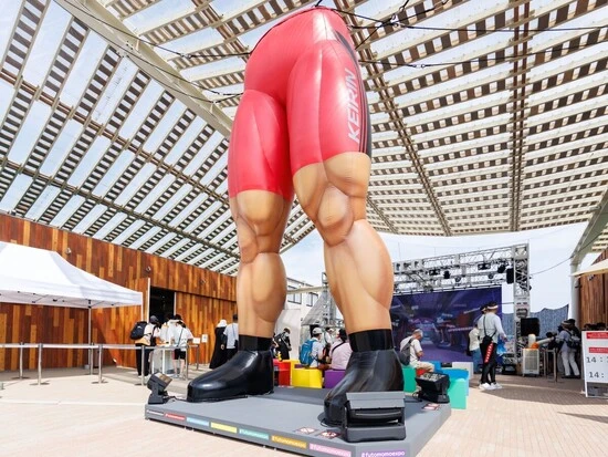 見上げるほど大きなふとももバルーン　photo by Photoraid