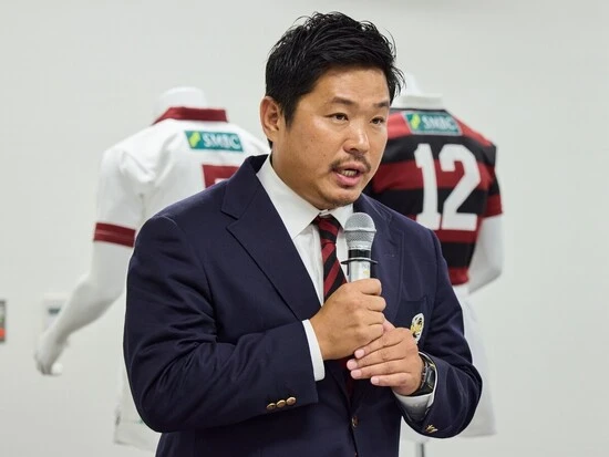 スポンサー企業に謝意を述べるラグビー蹴球部監督の大田尾⻯彦氏