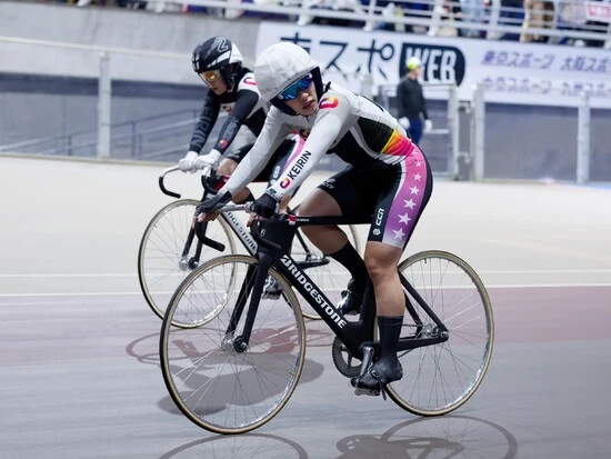 レース直後、心配そうに見つめる佐藤　photo by Takahashi Manabu