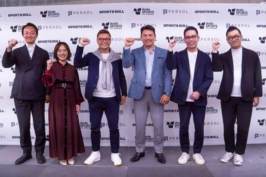 記者会見でのパネルディスカッションに登壇した登坂絵莉氏（左から２人目）、播戸竜二氏（左から３人目）、井口資仁氏（右から３人目）