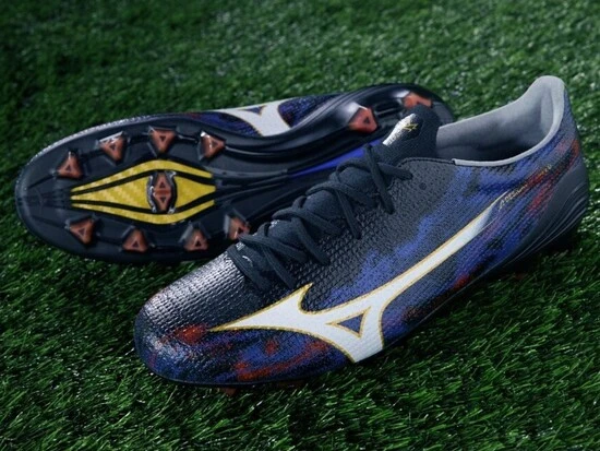 12月19日に発売された最新スパイク「MIZUNO ALPHA Ⅲ Pulse Black」。『軽量・柔軟・素足感覚』のコンセプトは受け継がれている