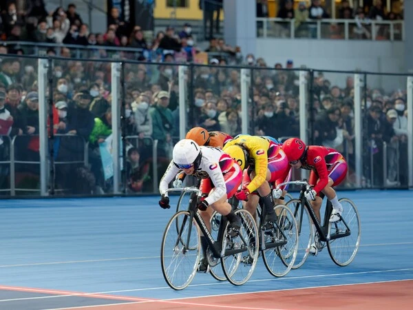 ゴール線直前の最後の攻防　photo by Takahashi Manabu