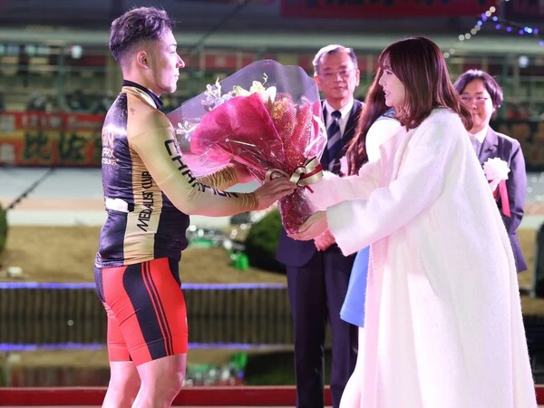 郡司（左）と篠崎（右）。直接花束を手渡した　photo by Takahashi Manabu