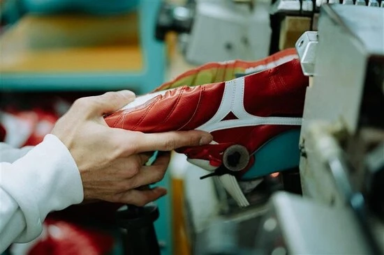 最高のシューズを作り上げるために職人の手により一足一足丁寧に仕上げていく