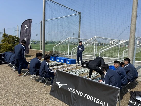 ミズノ社製のスパイクを試履きする中高生の選手たち。このようなグラスルーツ活動が実を結んだ
