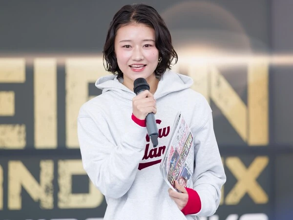 専門誌を片手に児玉碧衣の意気込みのすごさを語る田中　photo by Takahashi Manabu