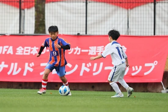 ベスト8を逃した全40チームが参加する「マクドナルド フレンドリーカップ」。ドナルド・マクドナルド・ハウス支援の証でもある赤白のスマイルソックスを履いて試合をするチームもある