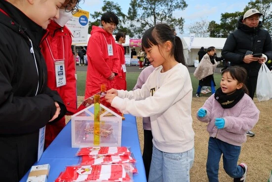 ドナルド・マクドナルド・ハウス支援に協力してくれた子供たち。マクドナルドは「助け合いの心」「互いを思いやる心」の大切さを考えてもらいたい、ドナルド・マクドナルド・ハウスの理解を深めてもらいたいとの思いで、全国大会の会場で「マクドナルドU-12 スペシャルイベント with 北澤豪」を開催している