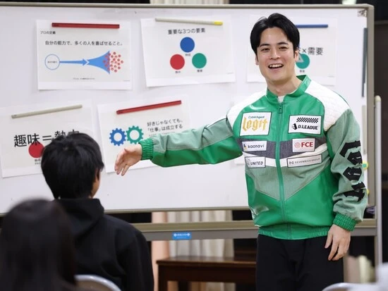 自ら作成した資料をもとに「プロ」とは何かを解説するFISHBOY