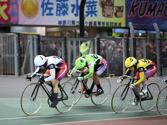 佐藤は残り１周で完全に前に出る　photo by Manabu Takahashi