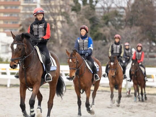 騎乗訓練の様子。生徒たちは教官の指導の下で着実に成長している　photo by Hisaya Hirose