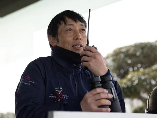 調教スタンドから走路を走る生徒へ的確なアドバイスを送る武士沢氏　photo by Hisaya Hirose