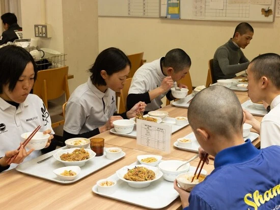 栄養バランスの取れた食事をとる生徒たち。同じテーブルに座るなど寮生活でも円滑なコミュニケーションが不可欠だ　photo by Hisaya Hirose