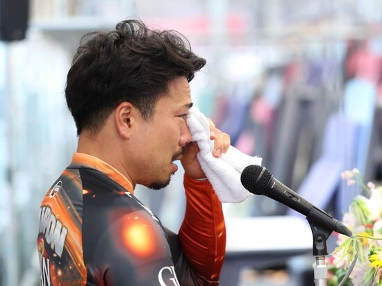 優勝を手にし古性の目から涙があふれる　photo by Manabu Takahashi
