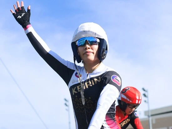 この日も白の１番車、佐藤にだけ用意された「Queen of KEIRIN」と記されたウエアを着用　photo by Photoraid