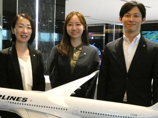日本航空株式会社　人財戦略部 谷美和さん（左）、人財戦略部 山本ひかりさん（中央）、マーケティングコミュニケーション部 小山拓巳さん（右）