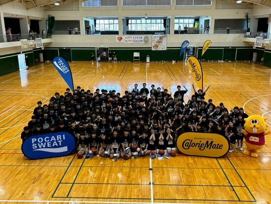2024年７月に石川県七尾市田鶴浜体育館で開催されたバスケットボールクリニック。当日は小学生114人、中学生150人が参加した