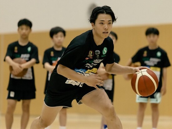 自ら立ち上げたアカデミーで手本を見せる大倉颯太