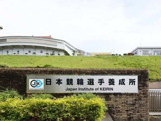 静岡県の伊豆にある日本競輪選手養成所。333mバンク、400mバンク、屋内型木製250mバンク、ウエイトトレーニングルームなど充実した施設がそろう　photo by Manabu Takahashi
