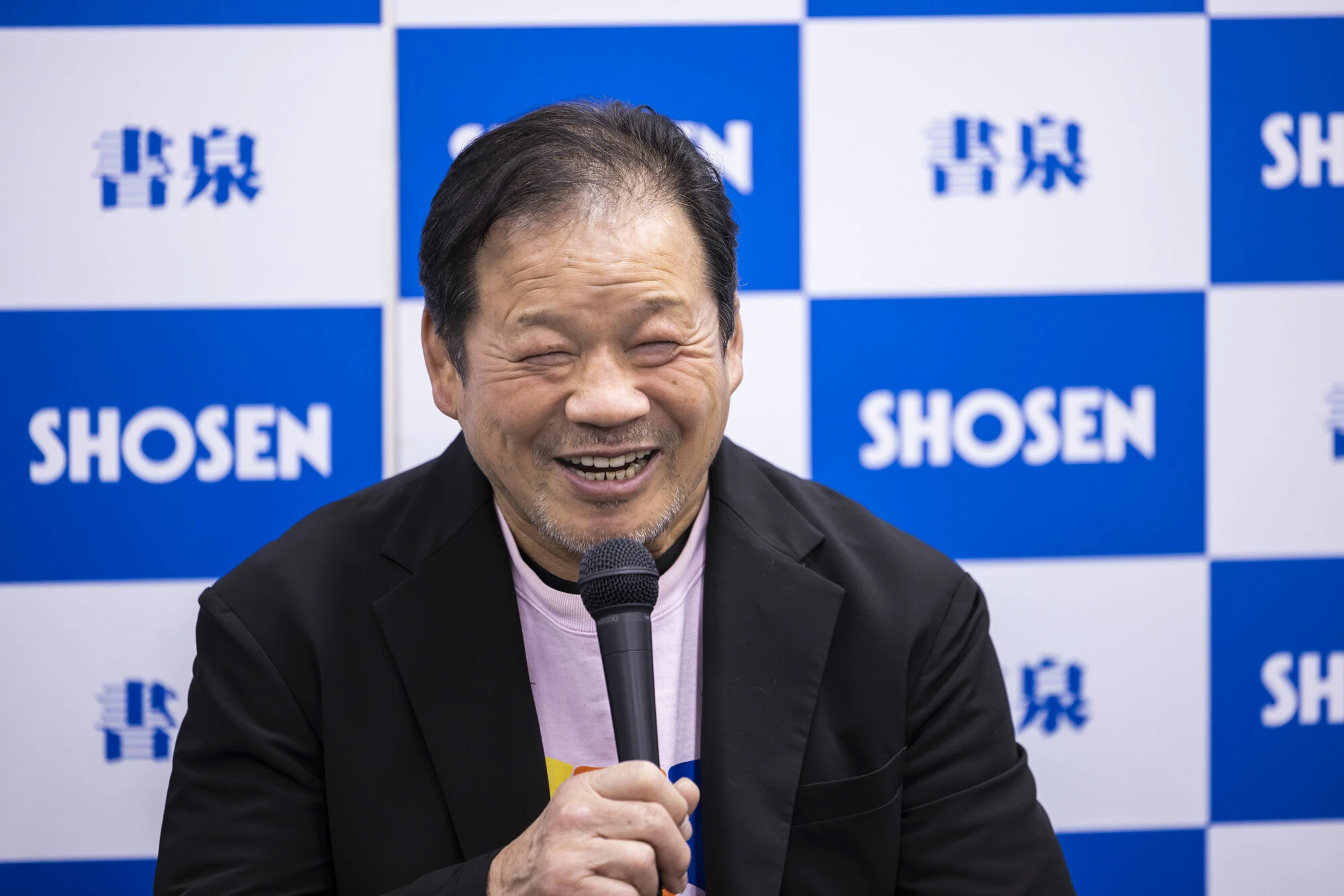 囲み取材に笑顔でこたえる藤波