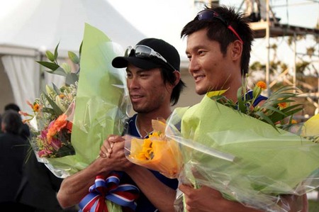 ２大会連続の五輪出場を決めた朝日健太郎（右）と白鳥勝浩（左）。