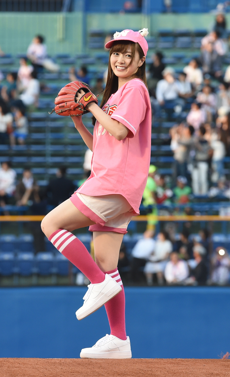 5月26日、神宮球場で行なわれた「日本生命セ・パ交流戦」ヤクルトスワローズ対日本ハムファイターズの試合で、始球式を行なった乃木坂46の白石麻衣さん。プロ野球コラム＞＞