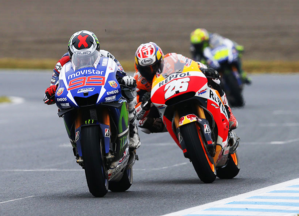 トップのホルヘ・ロレンソ（左）に襲いかかるダニ・ペドロサ（右）記事を読む＞【MotoGP】劇的展開の日本GPはホンダのペドロサが制すphoto by Takeuchi Hidenobu