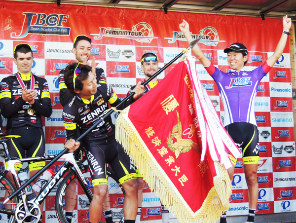 チーム結成４年目でついに「輪翔旗」を獲得したTeamUKYO　記事を読む＞【自転車】TeamUKYOが伝統の「輪翔旗」をついに獲得！photo by Nishimura Akira