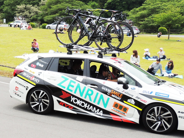 TeamUKYOのクルマにペイントされたチームを支えるスポンサーのロゴ記事を読む＞【自転車】国内ロードレースがビジネスとして成功するためには？photo by Nishimura Akira