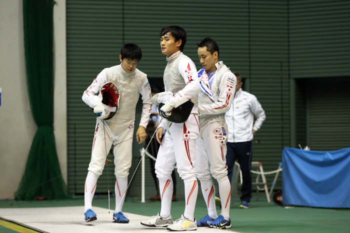 団体戦でカギを握る若手の敷根崇裕（左）、松山恭助（中央）、そしてエースの太田雄貴（右）記事を読む＞【フェンシング】リオ出場に黄信号。危機を救うのは10代の２人photo by Mochizuki Hitoshi