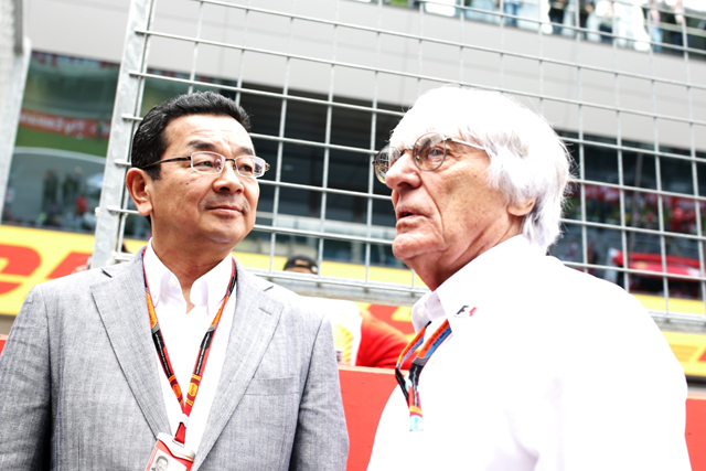 F1界のボス、バーニー・エクレストン(写真右)と話すホンダの八郷隆弘新社長記事を読む＞【F1】ホンダ総責任者が明言。「後半戦はすごいですよ」photo by Sakurai Atsuo(BOOZY.CO)
