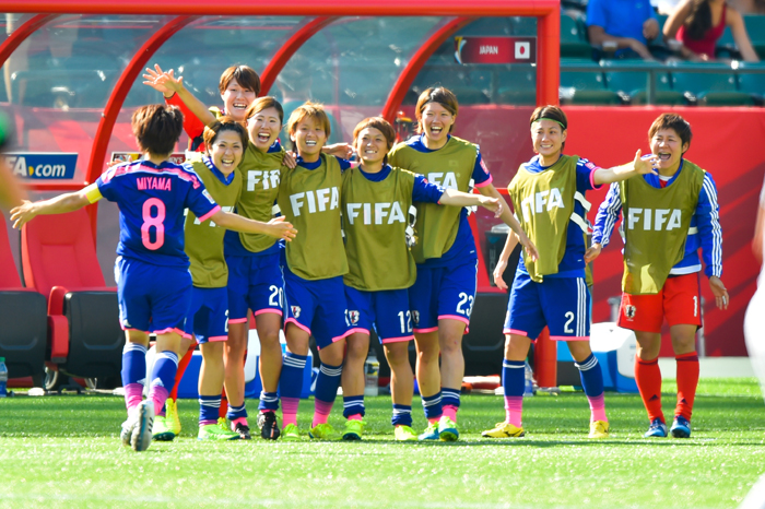 PKを決めてベンチに向かった宮間あやを笑顔で迎える選手たち記事を読む＞なでしこ再び頂点へ。準決勝で表れた「２つの変化」photo by Hayakusa Noriko