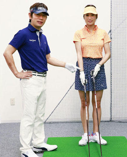 女性のような非力なゴルファーにとって、ドライバーの次に重要になるのは使用頻度が多いユーティリティになると内藤コーチ。●内藤雄士（ないとう・ゆうじ）1969年生まれ。東京都出身。日本大学ゴルフ部出身。ゴルフ部在籍中に渡米し、アメリカの最新理論を習得。1998年にプロゴルファーを教えるツアープロコーチとして活動を開始。日本にツアープロコーチという概念を持ち込んだパイオニア的存在で、丸山茂樹の米ツアーでの活躍の立役者となった。その後も多くのプロのサポートを行なう傍ら、ジュニアゴルファーの育成にも積極的に取り組み、日本ゴルフ界の根本的レベルの底上げに尽力している。ゴルフを中心としたメディアでのレッスンのほか、ゴルフネットワークでのトーナメント解説など、活躍の場は多岐にわたっている。●白石あさえ（しらいし・あさえ）1991年生まれ。千葉県出身。昨年念願だったグラビアデビューを果たす。今春からは各週刊誌でページをジャック、パーフェクトボディーが注目を浴びる。６月末発売の週刊プレイボーイ28号では、巨匠・渡辺達生氏らとコラボしたグラビアが話題に。学生時代はバスケットボール部に所属し、趣味はスノーボードというスポーツウーマンで、大型自動二輪免許も取得し、バイク好きでもある。ゴルフはクラブを触ったことがある程度というまったくの初心者だったが、この連載で着実に上達。「ボールが芯に当たるようになってきました。まだ、恥ずかしいので練習場では端っこにいますけど（笑）」。身長：164㎝　B:94 W:60 H:88　血液型：A型。記事を読む＞【内藤雄士ゴルフレッスン】ルーティンを確立して毎回同じアドレスにphoto by Nakayama Masafumi☆★白石あさえさんの水着グラビアはこちら☆★＞
