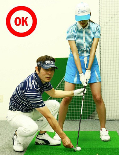 常に体の回転を意識すれば、おのずと理想のスイングに記事を読む＞【内藤雄士ゴルフレッスン】「ハンドファースト」を覚えようphoto by Nakayama Masafumi（内藤雄士プロフィール）ないとう・ゆうじ●1969年生まれ。東京都出身。日本大学ゴルフ部出身。ゴルフ部在籍中に渡米し、アメリカの最新理論を習得。1998年にプロゴルファーを教えるツアープロコーチとして活動を開始。日本にツアープロコーチという概念を持ち込んだパイオニア的存在で、丸山茂樹の米ツアーでの活躍の立役者となった。その後も多くのプロのサポートを行なう傍ら、ジュニアゴルファーの育成にも積極的に取り組み、日本ゴルフ界の根本的レベルの底上げに尽力している。ゴルフを中心としたメディアでのレッスンのほか、ゴルフネットワークでのトーナメント解説など、活躍の場は多岐にわたっている。（白石あさえプロフィール）しらいし・あさえ●1991年生まれ。千葉県出身。昨年念願だったグラビアデビューを果たす。今春からは各週刊誌でページをジャック、パーフェクトボディーが注目を浴びる。６月末発売の週刊プレイボーイ28号では、巨匠・渡辺達生氏らとコラボしたグラビアが話題に。学生時代はバスケットボール部に所属し、趣味はスノーボードというスポーツウーマンで、大型自動二輪免許も取得し、バイク好きでもある。ゴルフはクラブを触ったことがある程度というまったくの初心者だったが、この連載で着実に上達。「ボールが芯に当たるようになってきました。まだ、恥ずかしいので練習場では端っこにいますけど（笑）」。身長：164㎝　B:94 W:60 H:88　血液型：A型。☆★白石あさえさんの水着グラビアはこちら☆★＞