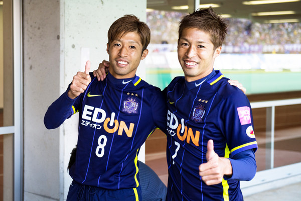双子の兄・和幸（左）と弟・浩司（右）。森﨑兄弟はいつも広島の中心にいた記事を読む＞森﨑浩司とのかけがえのない思い出。１年前に聞いた「引退」の二文字photo by Sano Miki