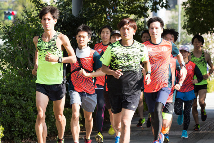 このように一般ランナーの人たちと目標に向かって練習を積んでいる記事を読む＞湘南国際マラソンに登場する「精密ペースメーカー」が記録更新を支えるphoto by Murakami Shogo