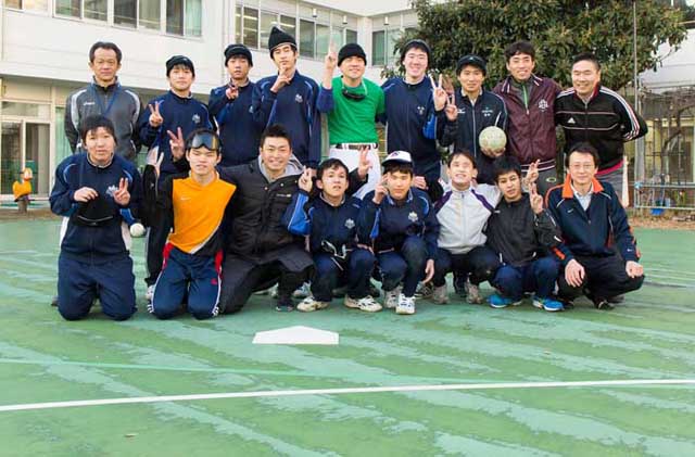 練習後、野球部の生徒たちと記念写真記事を読む＞青木宣親選手が特別支援学校を訪問。「野球の原点を確認しました」photo by Goda Kazuhiro