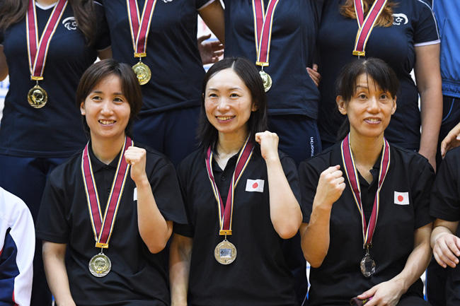 ロンドンパラのときのメンバーが久しぶりに揃った。（左から）安達阿記子、浦田理恵、小宮正江記事を読む＞日本唯一の団体金メダル。ゴールボール女子はリオパラで再び輝くかphoto by AFLO SPORT