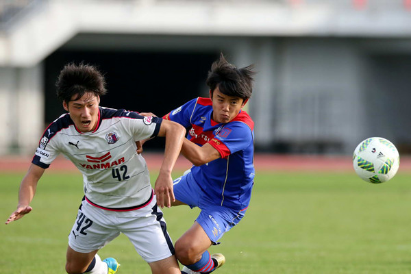 FC東京の「天才少年」久保建英（右）の出場が話題となったJ3記事を読む＞久保くんだけじゃない。J3がサッカー界に残した「知られざる功績」photo by Yamazoe Toshio