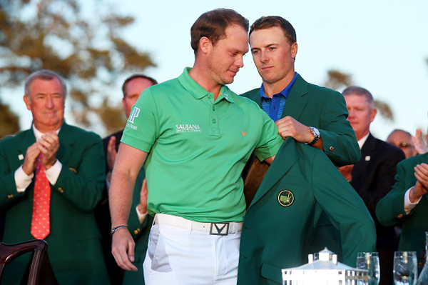 優勝したダニー・ウィレット（左）にグリーンジャケットを着せるジョーダン・スピース（右）記事を読む＞世界中で悲鳴。「スピースの悲劇」に想うマスターズ大崩れの歴史photo by PGA TOUR