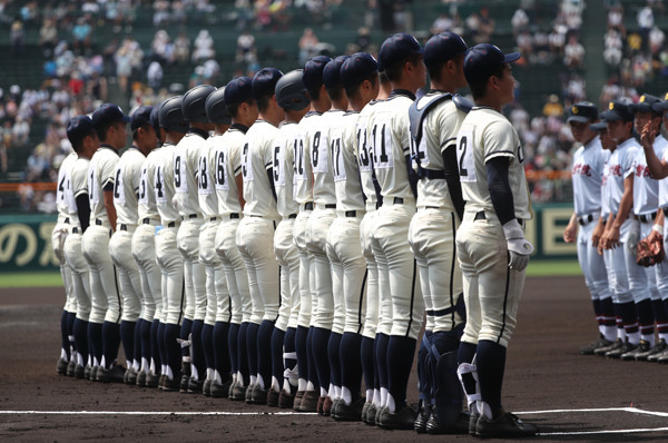 トーナメント制の高校野球では先攻か後攻かの選択が大きな意味を持つ記事を読む＞勝負は試合前から。甲子園の主将たちが語る「じゃんけん必勝学」photo by Ohtomo Yoshiyuki