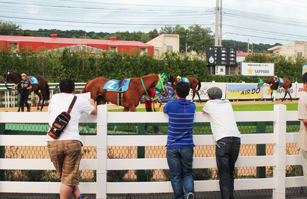 門別競馬場のパドック記事を読む＞ビールがうまい！　門別競馬場で存分に満喫した「旅打ち」のよさphoto by Niiyama Airo