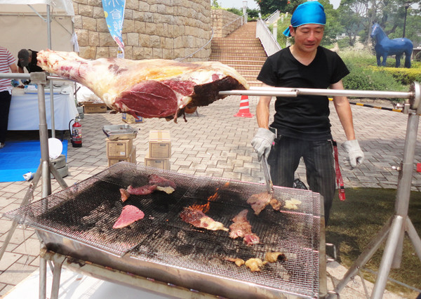 絶品だった熊本牛の炭焼き記事を読む＞うまい肉、うまい酒、キレイなおねえさんも待っている小倉競馬場photo by Tsuchiya Masamitsu