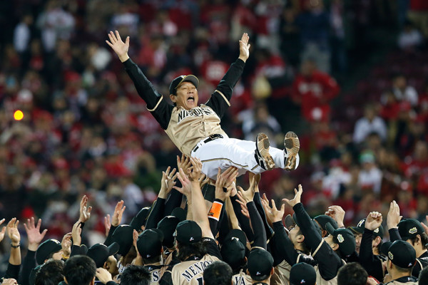10年ぶりの日本一を達成し、胴上げされる日本ハムの栗山監督記事を読む＞選手を信じ、選手が応える。野球の神様に愛された「栗山野球」の真髄photo by Nishida Daisuke